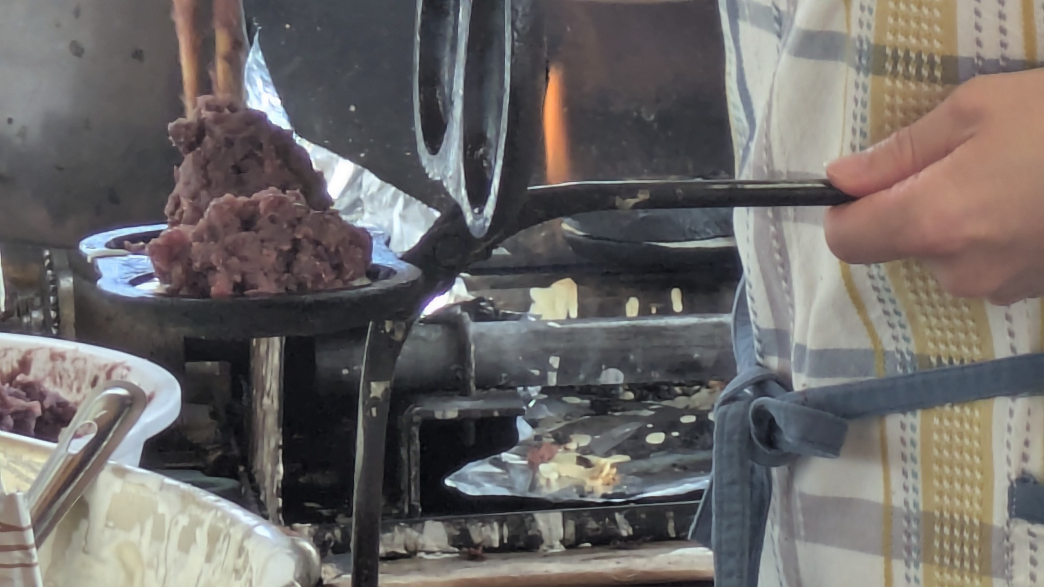 あんこを焼いている鈴為もちやの作業風景